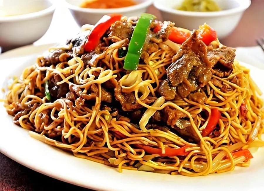 Beef and noodle stir-fry with peppers