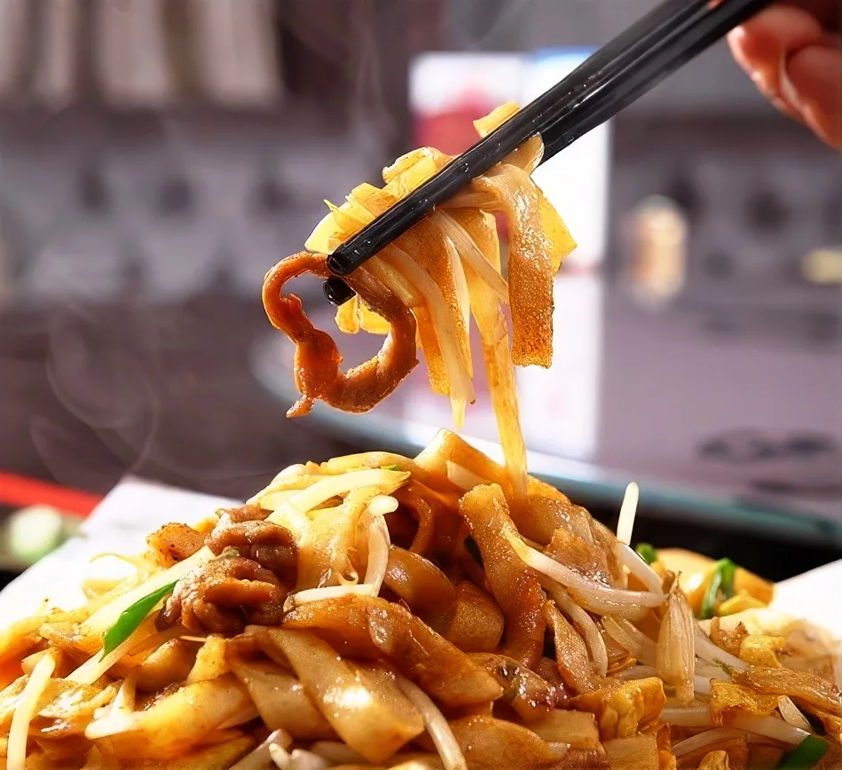 Chao he fen – wok-fried flat rice noodles