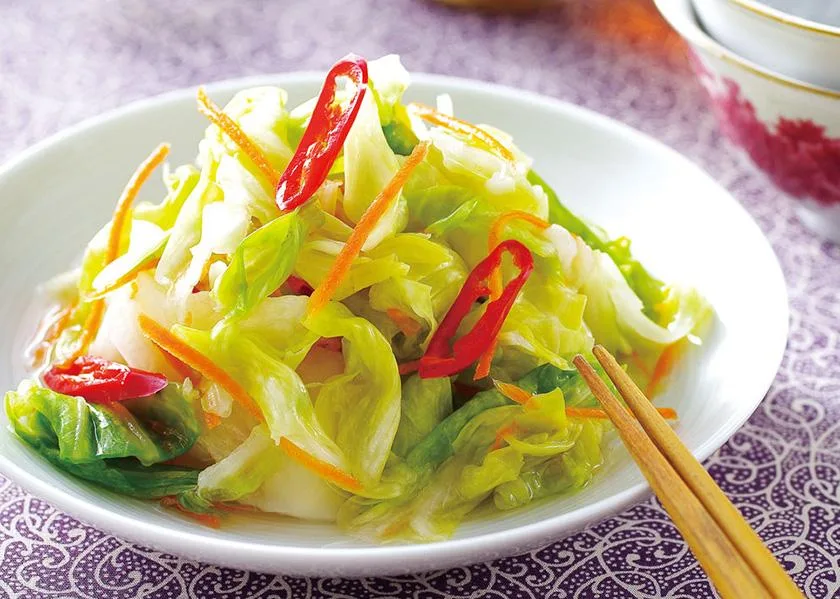 Chinese pickled cabbage (pao cai) with carrot and chilies