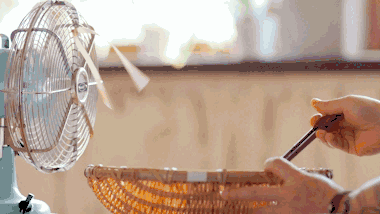 Cooling cooked noodles by tossing them with chopsticks