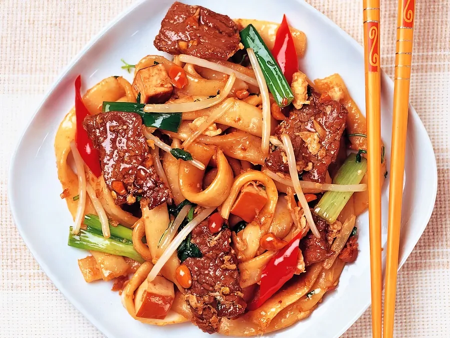 Stir-fried rice noodles with beef