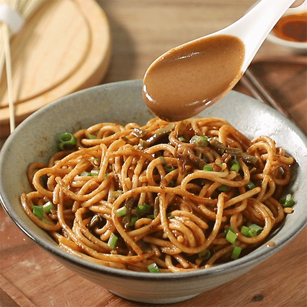 Hot dry noodles being prepared at a Wuhan street stall