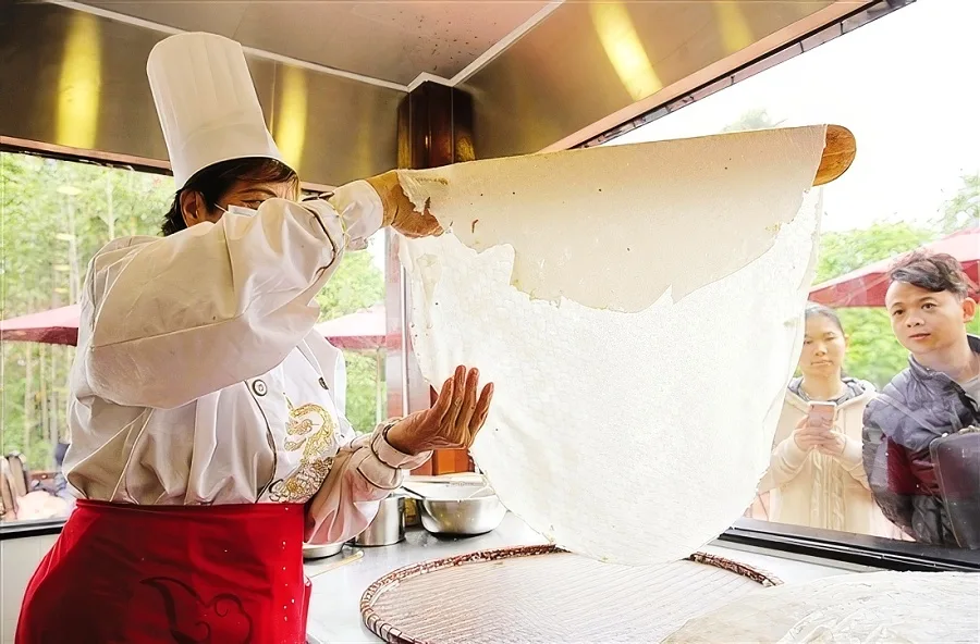 Making he fen rice noodles