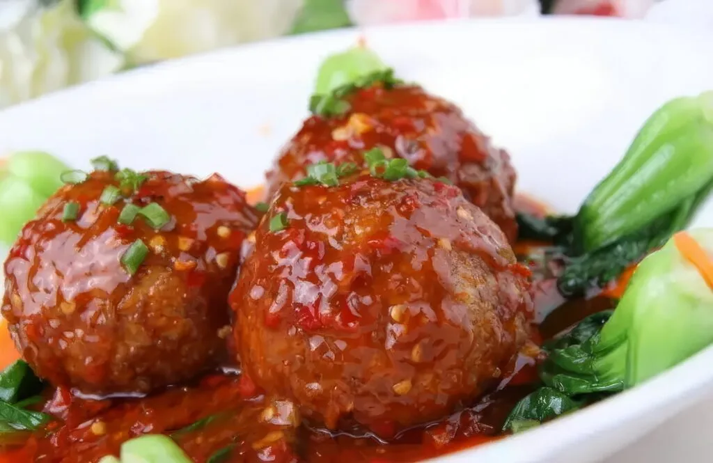 Lion's head meatballs (shi zi tou)