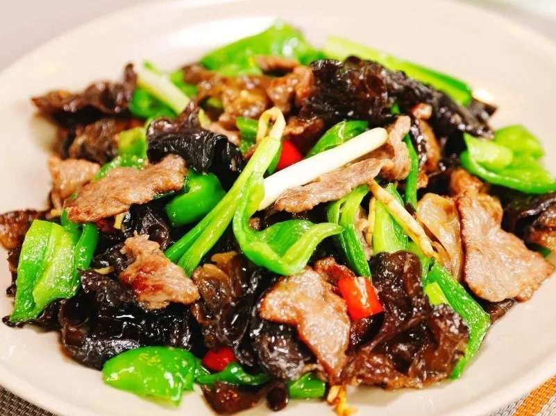 Mu er rou pian stir-fry