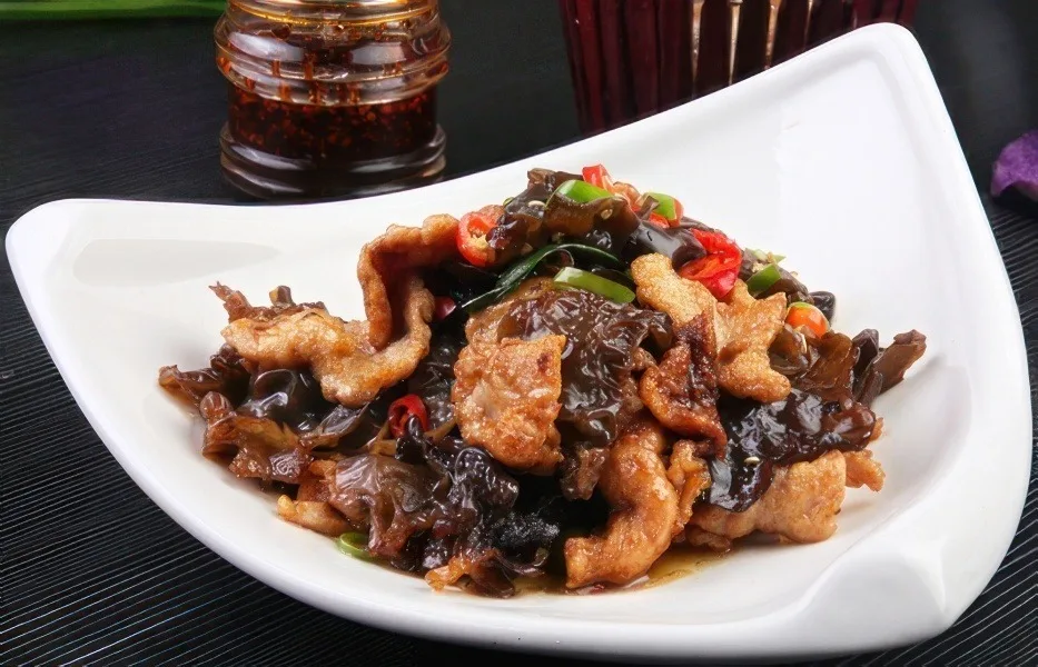 Sliced pork with black fungus and chili