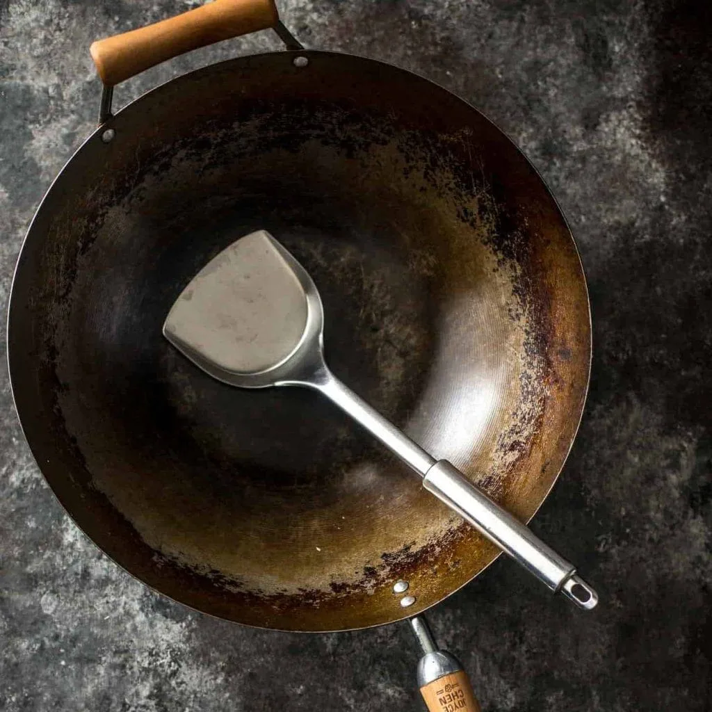 Preheating a wok before adding oil