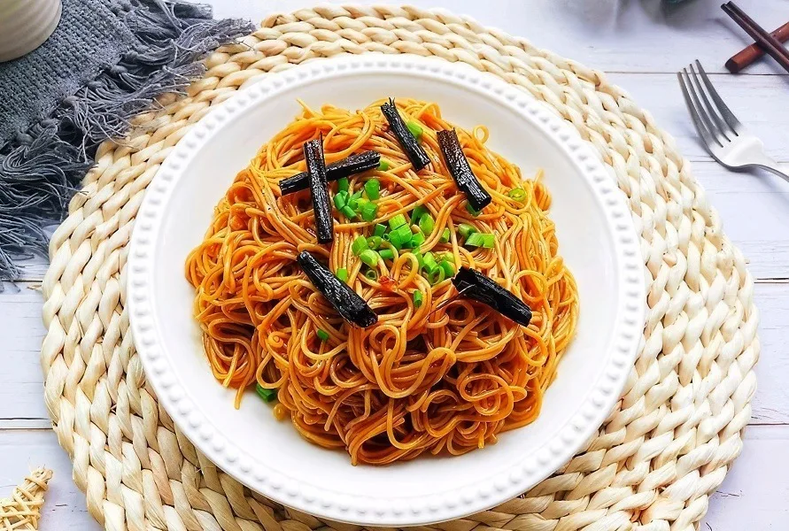 Scallion oil noodles topped with crispy fried scallions