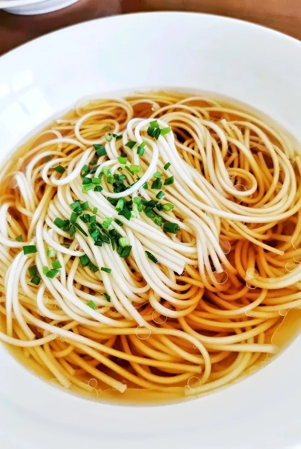 Simple Chinese noodles in broth