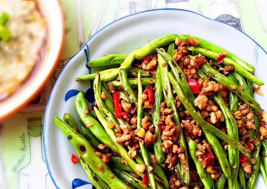 Dry-fried green beans with ground pork