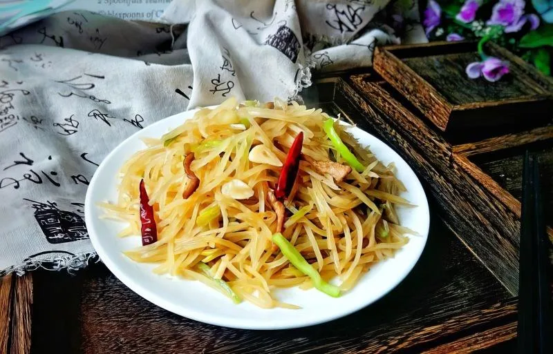 Stir-fried potato slivers