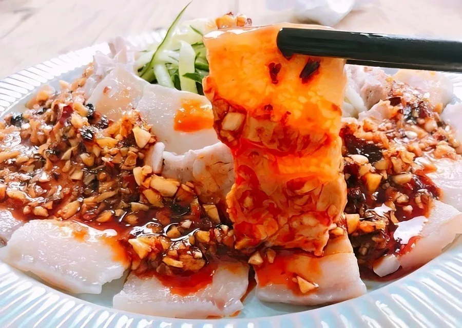Thin slices of boiled pork with garlic chili sauce