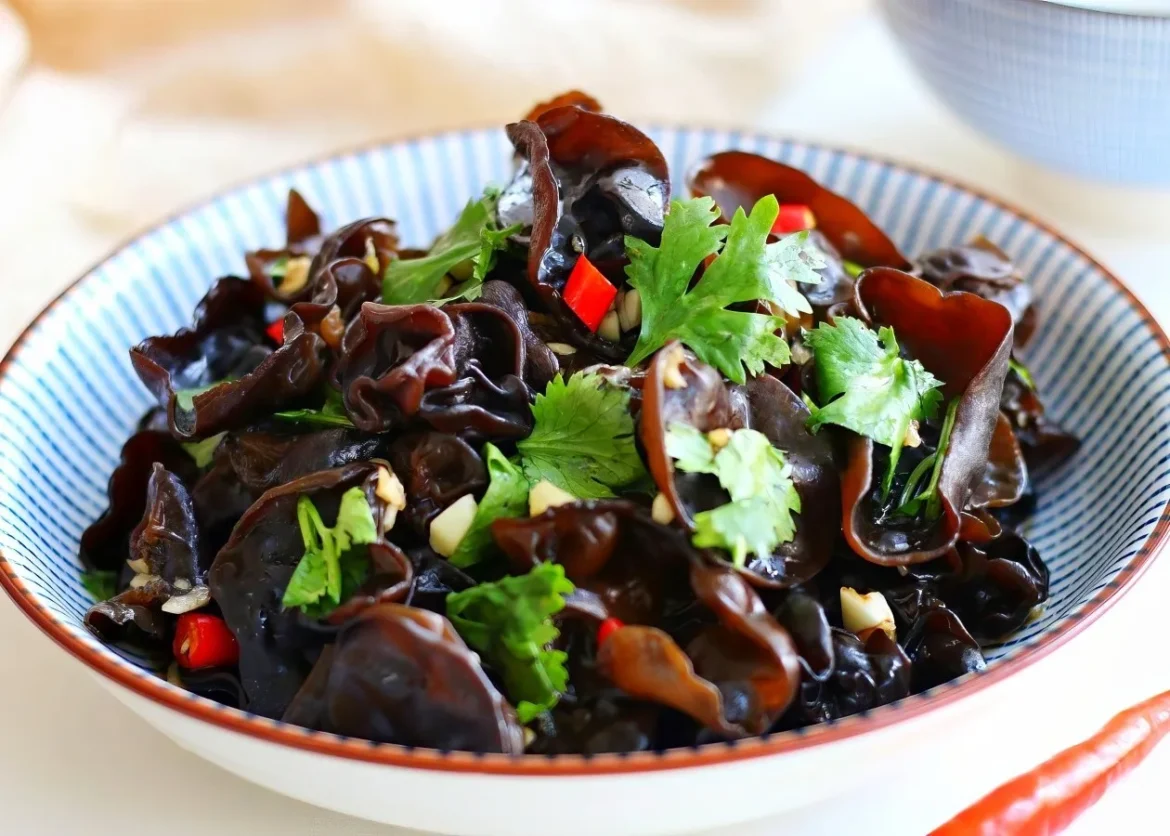 Chinese wood ear mushroom salad (liangban mu'er)