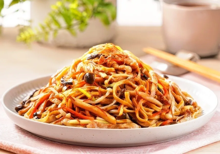Yi mian noodles stir-fried with vegetables